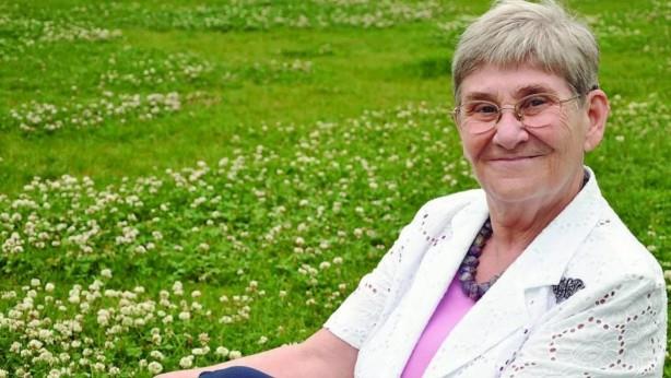 Aromasyla, soslarda kullanmyla, iecek olarak tketilmesiyle en ok sevilen besinlerden olan, C vitamini deposu limonlu su iin, Prof. Dr. Canan Karatay'dan ok artacak aklamalar geldi. Barsaklarn aktif bir ekilde almasna yardmc olarak sindirimi rahatlatan limonlu su detoksu, dzenli tketildiinde yalar yakyor. Gn ierisinde tuvalete sk kamayan kimselerin sabah a karna tketmeleri ile direkt olarak tuvalete kabilecei limonlu su karm ile kilo vermek iin vcutta biriken demler idrar yoluyla dar atlyor.