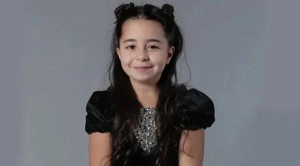 Siyah uzun bir elbise diyen Gkyldz?a binlerce beeni ve yorum geldi.      Instagram'da 1,2 milyon takipisi bulunan Gkyldz, siyah elbisesiyle verdii pozlarna ''Mezuniyet balosu'' notunu dt.