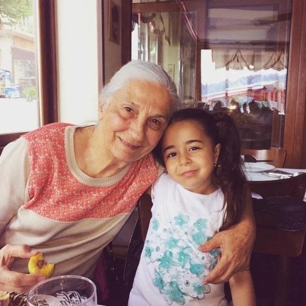 u anda 14 yanda olan ve ortaokuldan mezun olan Gkyldz, Instagram hesabndan yaynlad fotoraflarla gndem oldu.      Mezuniyet balosundan fotoraflarn paylaan Gkyldz?n son halini grenler ard.