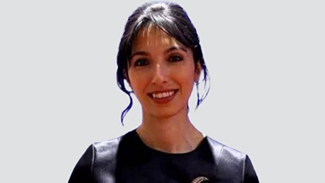 Bu sayede lkedeki "en gen finans profesr" unvann elde etmi oldu. Daha sonra Harvard Business School'da ynetim bilimleri ve Stanford niversitesi'nde liderlik zerine iki eitim programn daha tamamlad.