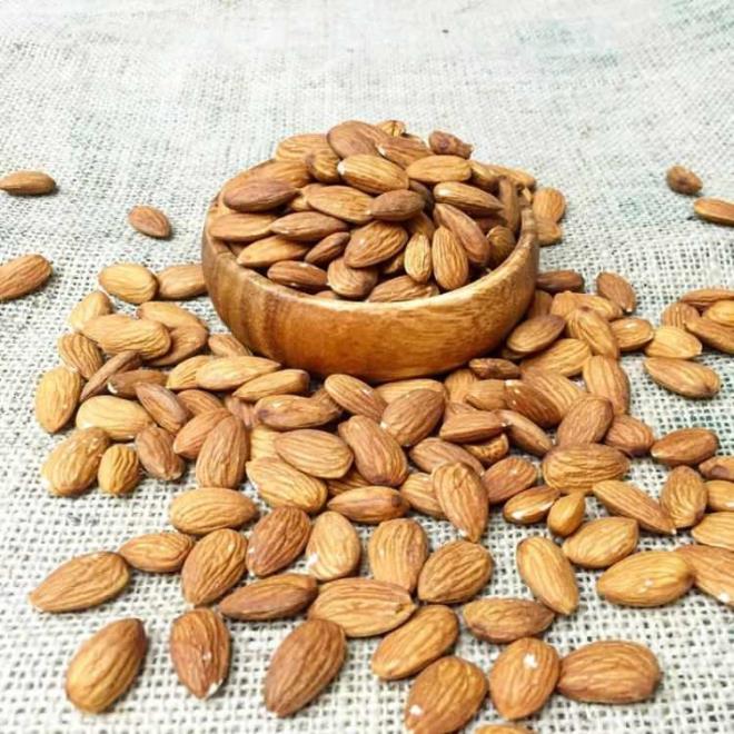 Ac badem: Yz lekelerine ve sivilcelere kar iyi gelir.    rtiker iin faydaldr. Bbrek tkanklklarna fayda salar. Bbrek ve mesaneyi temizleyerek talar eritir.