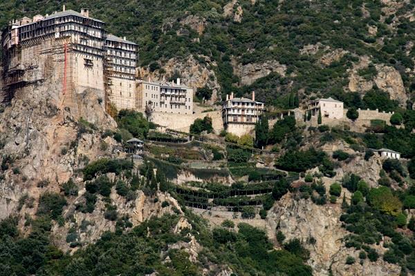 1946-49 yllar arasndaki Yunan i savanda, yarmadaya kaan hayvanlarn almaya gelen kyllerin arasnda kadnlarn da olduu syleniyor. Yasaa ramen bir kadnn kurallara aldrmayp adaya gittii ise iddialar arasnda yer alyor. 1953 ylnda Maria Poimenidou adl bir kadnn, erkek klna girerek adaya gitmeyi baarmasnn ardndan kadnlarn Aynoroz'a gidiini yasaklayan bir yasa karlm. Kaynak: NTV