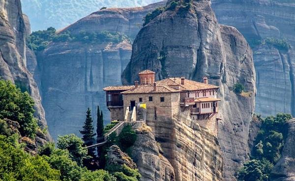 Hatta adaya girmeyi gein, kadnlarn yarmadann kysna dahi 500 metreden fazla yaklamalarna izin verilmiyor. Athos Da hakknda, 'Cennette Yenilenme' adl kitabn yazar Dr. Graham Speake'e gre, 10. yzyldaki bir fermanda dii hayvanlarn yarmadann dna karlmas gerektii belirtiliyor ancak kadnlar hakknda bir ey sylenmiyor, nk herkes kadnlarn erkek manastrlarna girilerine izin verilmediini zaten biliyor.