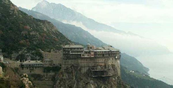 Bu yarmaday ziyaret etmeniz iin yapmanz gereken ey pasaportunuzun bir kopyasn Athos Da Hac Brosuna gndermek olmal. Hemen hemen her gn, 100 Ortodoks ve 10 Ortodoks olmayan erkek hac aday, yarmadada bulunan Athos Da'ndaki 20 manastrdan birinde  gece kalmak iin kabul ediliyor.