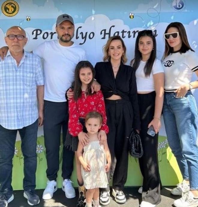 Barmann ardndan Buse Varol Tekta ile Merve Tekta, ocuklarnn okul etkinliinde birlikte grntlendiler.