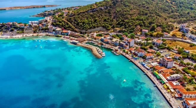 Karaburun  Uzun bayram tatillerinde baz beldeler ok kalabalk olsa da yln her dnemi sakinliiyle ne kan noktalar da yok deil. zmir?in Urla?ya komu ilesi Karaburun da sessiz ve sakin ambiyansyla beeni kazanan yerlerden. Kafa dinleyeceiniz iin tercih edebileceiniz Karaburun?da denize girmek iin ok sayda seeneiniz var. ncirlikoy Plaj, Badem Bk ve Bodrum Plaj ilenin en popler plajlar. Sarpnck Feneri ve Mordoan ise Karaburun?un nemli cazibe noktalar.
