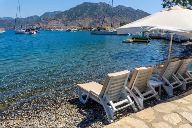 Selimiye  Son dnemlerde poplerlii artsa da kendine zg havasn korumay baaran ve ziyaretilerine hem huzur, hem de elenceyi bir arada sunan Selimiye, Marmaris?e 45 km uzaklkta yer alyor. Ege?nin yeil ve maviyle harmanlanm gzelliinden fazlasyla nasibini alan ky, 2 kilometrelik sahili boyunca sralanan kk otelleri, kafe ve restoranlar ile grlmeye deer. Blge denizi ve koylarnn gzellii ile tekne turlarnn her daim ilgi oda olmay baaryor. Selimiye?de denize girmek iin kk otellerin iskelesi ya da S Liman, Cennet Koyu gibi plajlar tercih ediliyor. Ayrca St ve Saran Koyu da mutlaka grlmesi gereken lokasyonlar arasnda.