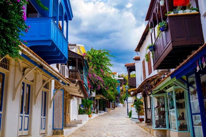 Ka  Bu tatili lkemizin en scak ehirlerinden Antalya?da geirerek gnee doymak isterseniz lkemizin en gzel plajlarndan Kaputa? bnyesinde barndran Ka? tercih edebilirsiniz. Ka?ta misafirlerine esiz ky kahvalts sunan butik otel seeneklerinden birinde kalabilir, Kaputa Plaj?nda gn boyu keyif yapabilir ve seeceiniz restoranda gnbatmn izleyerek lezzetli Trk yemeklerinden tadabilirsiniz. UNESCO Dnya Miras Listesi?ne giren Xanthos Antik Kenti ve Antiphello Antik Kenti?ni de ziyaret edebilirsiniz.