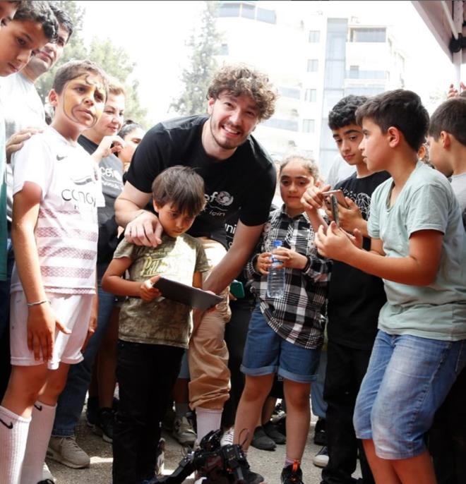 UNICEF Trkiye'nin de resmi sosyal medya hesabndan, "Bugn UNICEF yi Niyet Elisi Ced osman Antakya'da ocuklarla bir araya geldi. Onlarla rendi, onlarla oyun oynad, umutlarna, hayallerine inand" notuyla ziyaretten fotoraf yaynland.