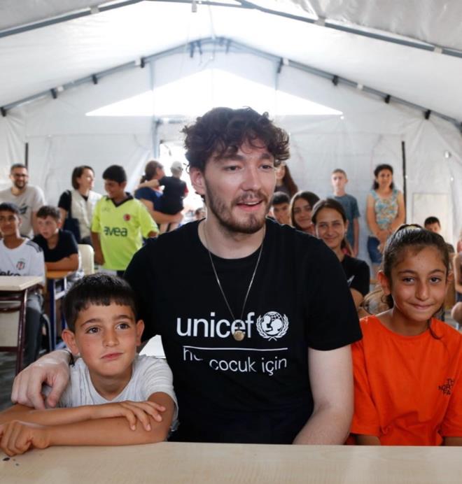 NBA takmlarndan Cleveland Cavaliers formas giyen Makedonya Asll Trk basketbolcu Cedi osman, deprem blgesini ziyaret etti.     UNICEF ile depremin ykt Antakya?ya giden Cedi Osman, bir okulun bahesinde snk basketbol topu bulunca ok duyguland.