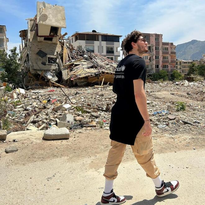 Cedi szlerine yle devam etti:    ?UNICEF ile blgedeki ocuklarmzla bulumak iin Antakya?ya gittim. Bir okulun nnden geiyorduk. Arabay durdurdum ve okulun bahesine girdim. Zaman ok ncesinde durmu gibiydi. Derken kede bir yerde havas inmi bir basketbol topu arpt gzme. Belki okul takmnn antrenmanlarn yapt bir toptu, belki mahallenin ?ileride basketbolcu olmak isteyen? ocuklar kouyordu peinden bir zamanlar. Onlarca ey geti aklmdan, arabaya tekrar bindim."