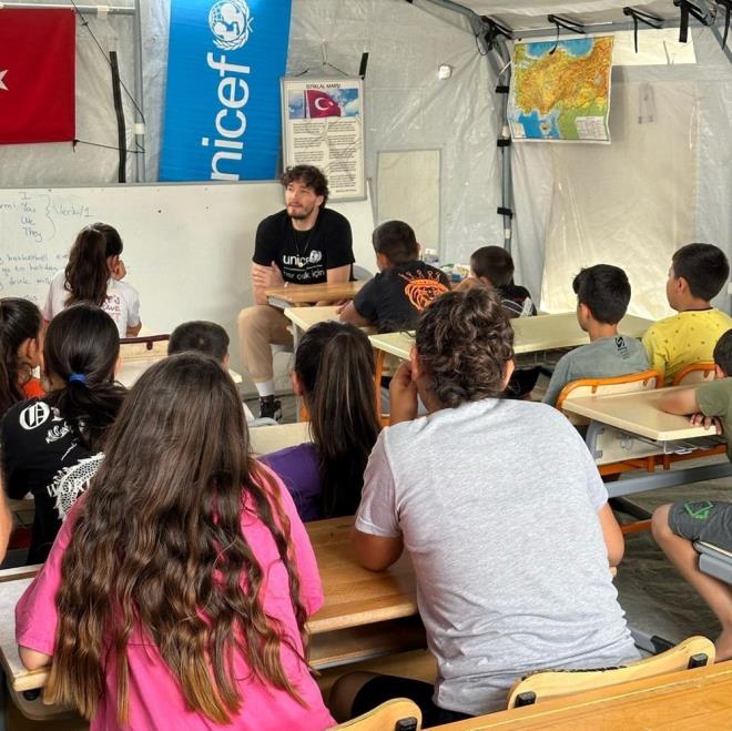 ?Tm gn ocuklarla oynadk, onlarn hayallerine, umutlarna ortak olmaya altm. Yaadmz acnn bykl ne olursa olsun, dtmz yerden hep birlikte kalkacaz. Ve o gzel ehirlerimizi, ocuklarmzla birlikte kuracak, sokaklarnda tekrar basketbol oynayacaz. Hep birlikte yapacaz??