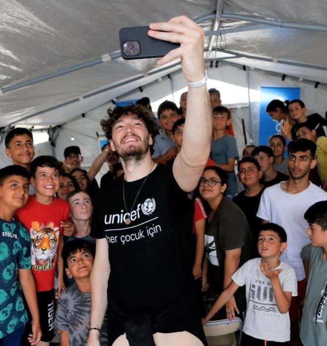 Tm gn okulda ocuklarla oynayarak geiren Cedi, Instagram hesabndan paylat fotoraflara u notu dt:    ?6 ubat hepimizin kalplerinde silinmeyecek aclar brakt. ehirlerimiz ykld, insanlarmz kaybettik. Tm lke birlik olduk yaralarmz sarmaya altk. 6 ubat gecesinden bu yana, acyla umut ele ele verdi bu topraklarda.?