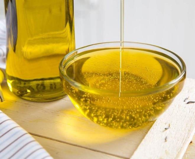 Zeytinya, kt kolesterol dren ve iyi kolesterol koruyan tekli doymam maddeler asndan yksek olduu iin genellikle en iyi seenek olarak kabul edilir.