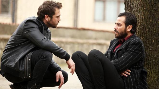 Aras Bulut ynemli ve Erhan Kolak Kstendil ile ukur dizisi sklkla hatrlanyor. Kooval ailesinin fertlerini canlandran Aras Bulut ynemli ve Erhan Kolak Kstendil, bata dman olsalar da sonrasnda bararak youn ilgi topladlar.