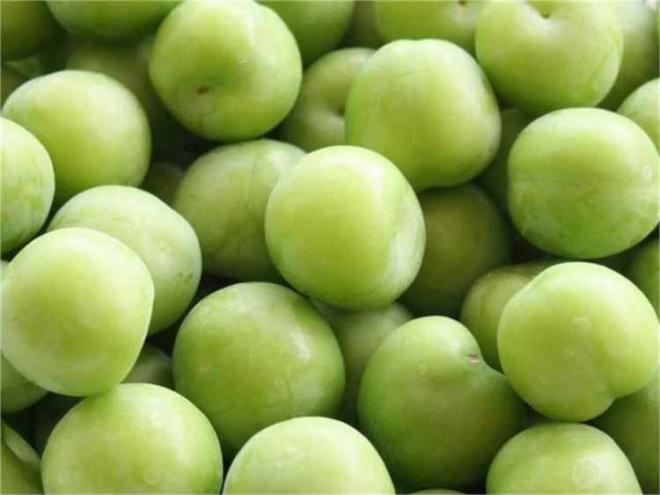 Genellikle herkes yeil erii tuzla birlikte tketiyor.Ancak erii tuzla tketmenin yanl olduu ortaya kt.Yeil erii tuz ile birlikte tketmek,vcudunuzda dem birkmesine sebep oluyor.