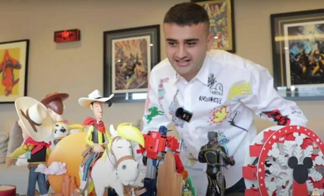 49 milyona yakn takipisi bulunan CZN Burak, YouTube kanalnda herkesin merak ettii evini gezdirdi.    Ev turu videosu eken Burak zdemir, servet deerindeki oyuncaklarn tantt