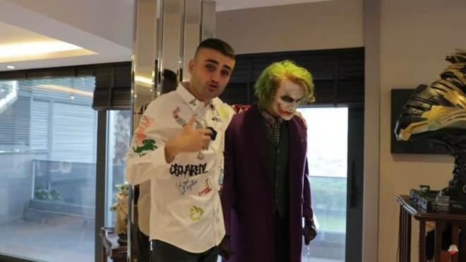 ocukluundan beri oyuncaklara ilgi duyduunu belirten zdemir'in, koleksiyonunda saysz oyuncan olduu grld.