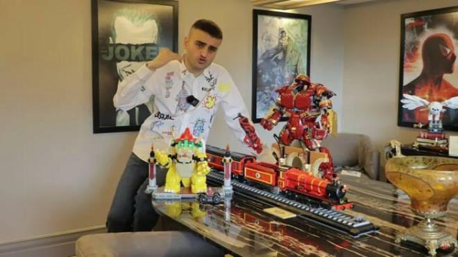 Dnyaca nl izgi film karakterleri ve aksesuarlar ile donatt evini takipilerine gsteren CZN Burak, binlerce beeni ald.    CZN Burak, milyonlarca izlenme alan yemek videolarnn ekildii mutfa da gsterdi.    Takipileri ise "Resmen mze gibi", "Sunay Akn bunu beendi", "Oyuncaklara ak", "Ev deil oyuncak mzesi" gibi yorumlarda bulundu.