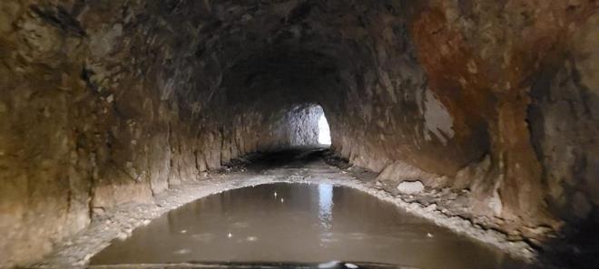 "YOLA MDAHALE EDLMES LAZIM"  Son yllarn en youn yann yaand blgede ta yol, yine suyla doldu. Hizmete girdiinden beri bakm ve onarm yaplmad ne srlen yolda, srcler su biriken tnellerin iinde ilerlemeye alyor. Yolla ilgili ikayetleri olduunu belirten Gmeme ky muhtar Halit Uzun, "Kemaliyeliler Ta yolu, merhum Vali Recep Yazcolu'nun abalaryla yaplarak hizmete girdi.