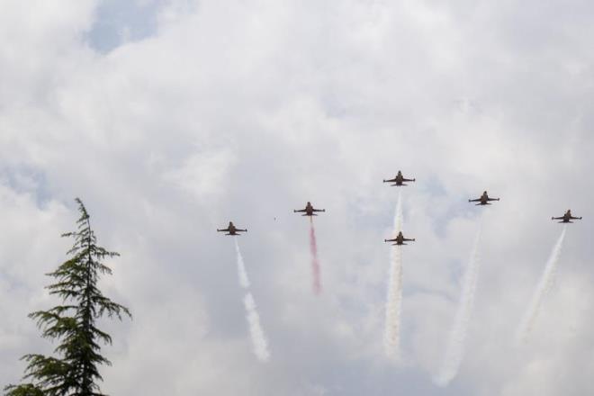Konya'daki 3. Ana Jet s Komutanl'nda, nce Trk Yldzlar, ardndan da SOLOTRK'n yapt gsteri uuu, katlmclarn beenisini toplad.