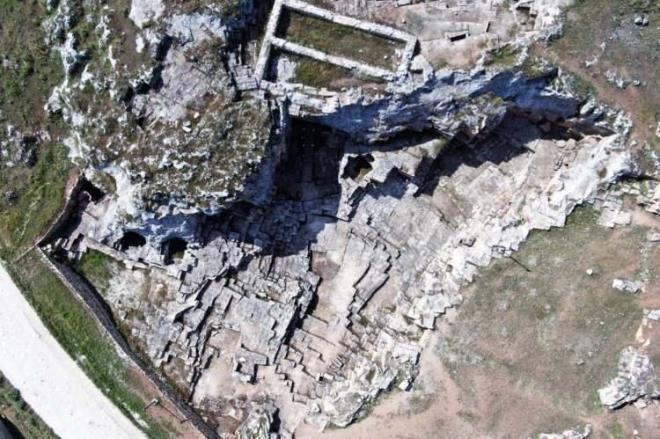 nsanlk tarihinin ilk olarak toplu ve dzenli bir ekilde yerleik hayata getikleri Diyarbakr'n Ergani ilesindeki Hilar Maaralar ve ayn Hy, 12 bin yllk gemiiyle tarihe k tutuyor.