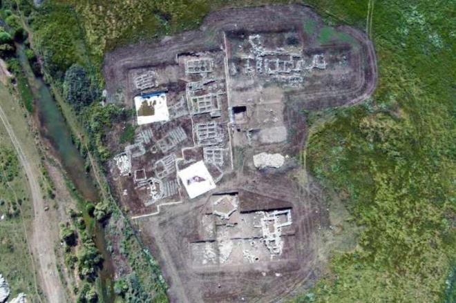 Diyarbakr'da insanlk tarihine k tutan ayn Hy ve Hilar Maaralar, binlerce yllk gemiiyle ziyaretilerini bylyor. Yerleik hayatn balad yerlerden biri olarak bilinen blge havadan grntlendi.