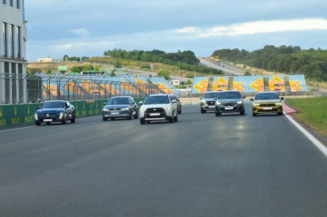 Otomotiv Gazetecileri Dernei (OGD) tarafndan bu yl sekizinci kez dzenlenen ve tm aamalarnda byk heyecan yaanan ?Trkiye?de Yln Otomobili 2023? yarmasnn birincisi belli oldu.    33 aday otomobil arasndan jri yelerinin oylaryla en fazla puan alan 7 otomobil finalde yer almaya hak kazand. Finale kalan modeller ?tasarm, yol tutu, ergonomi, yakt tketimi, emisyon oranlar, gvenlik, donanm seviyesi, fiyat-deer oran? kriterler asndan nemli bir snavdan geirildi.