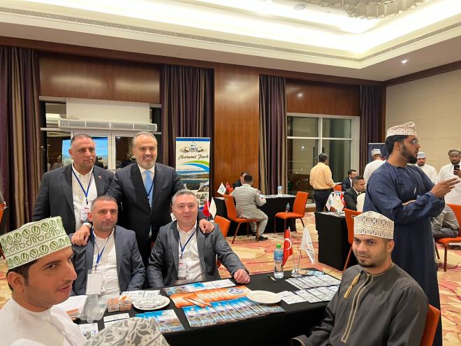 Umman?da Bursa r�zgar�<br> Bursa?n�n uluslararas� alandaki tan�t�m etkinliklerine son olarak Umman?�n ba�kenti Muskat da eklendi. B�y�k�ehir Belediyesi, Bursa K�lt�r Turizm ve Tan�tma Birli�i, T�rkiye Cumhuriyeti Muskat B�y�kel�ili�i, T�RSAB G�ney Marmara B�lge Temsil Kurulu, G�ney Marmara Turistik Otelciler ve ��letmeciler Birli�i, Bursa Sa�l�k Turizmi Derne�i, Salam Air ve turizm sekt�r�n�n payda�lar�n�n giri�imleriyle Maskat Crowne Plaza Hotel'de Bursa Tan�t�m G�nleri d�zenlendi. Bursa B�y�k�ehir Belediye Ba�kan� ve K�lt�r Turizm Tan�tma Birli�i Ba�kan� Alinur Akta�, K�lt�r Turizm ve Tan�tma Birli�i Meclis �yesi Tekin Rama, Bursa Vali Yard�mc�s� Mustafa G�ndo�an ve T�rkiye Cumhuriyeti Muskat B�y�kel�isi Muhammet Hekimo�lu'nun da kat�ld��� programda Bursal� turizm acenteleri, otel i�letmecileri ve sa�l�k turizmi profesyonellerinden olu�an 18 farkl� �irket, faaliyet alanlar�yla ilgili ikili g�r��meler ger�ekle�tirdi.