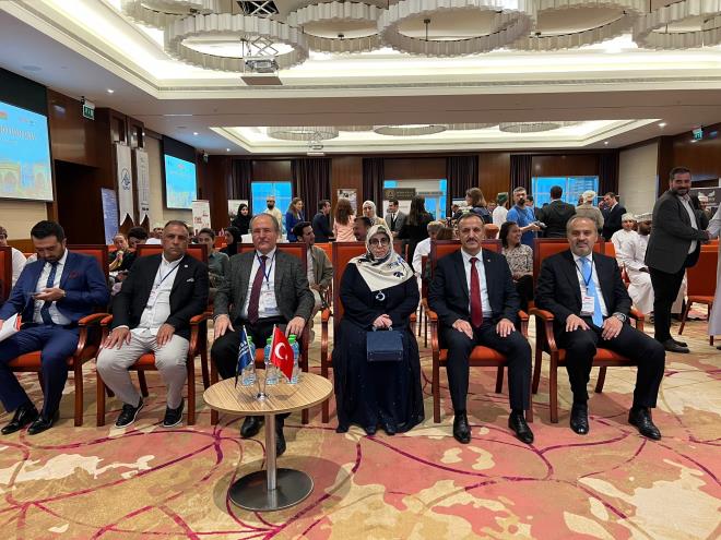 Bursa heyetinin davetiyle programa kat�lan Ummanl� 63 farkl� turizm �irketinden 97 turizm profesyoneli de Bursa?n�n sahip oldu�u turizm de�erlerini yak�ndan tan�ma f�rsat� buldu. Bursa ve Umman aras�ndaki turizm a��n� g��lendirmek ve Bursa'y� destinasyon olarak kabul eden Ummanl� turizmcilerin Bursa'y� daha detayl� tan�mas� i�in d�zenlenen etkinlikte konu�an Bursa B�y�k�ehir Belediye Ba�kan� Alinur Akta�, do�as�, denizi, g�lleri ve yaylar� gibi do�al g�zelliklerinin yan�nda Bursa?n�n sa�l�k turizmi i�in de �nemli bir potansiyele sahip oldu�unu hat�rlatt�.