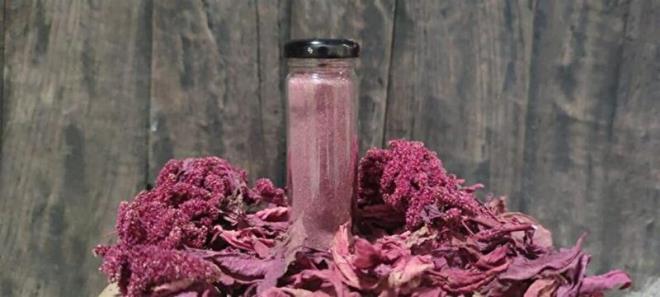 "��lyak hastalar� i�in g�da olabiliyor"  <br>    Amarant bitkisinin kullan�m alanlar� hakk�nda da Canik, "Amarant bitkisi sadece hayvanlara silajl�k olarak de�il ��lyak hastalar�n�n gl�tensiz beslenmesinde faydal� oldu�u, antioksidan �zelli�i oldu�u, sakarin maddesinin bulundu�u, kanser �nleyici �zelli�inin bulundu�undan dolay� ekimini planlad�k. Denedi�imizde de �r�nlerimizin yeti�ti�ini g�rd�k. Bu sene 30 dekardaki amarant tohumlar�n� ilimizle, k�yl�lerimizle, T�rkiye'mizle payla�may� planl�yoruz" ifadelerini kulland�.