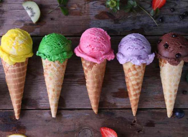 MARKETTEN EN SON ALIN  Marketten al��veri� s�ras�nda evinize dondurma alacaksan�z al��veri� listenizin en sonuna b�rak�n. Ac�badem Fulya Hastanesi Beslenme ve Diyet Uzman� Hande Seven, ?Derin dondurucudan ��kard���n�z dondurman�n so�uk zincirinin bozularak erimesi mikroplar�n �remesine neden olarak sizi hasta yapabilir? diyor.