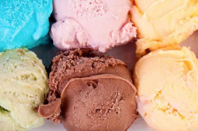 S�TTEN M� S�T TOZUNDAN MI?    Ald���n�z dondurman�n ger�ek s�tten mi yoksa s�t tozundan m� yap�ld���n� hi� d���nm�� m�yd�n�z? D���nmediyseniz bu yaz�dan sonra daha dikkatli olman�zda fayda var. Ger�ek s�tten yap�lm�� dondurmay� t�ketmek en faydal�s�. S�t tozu ger�ek s�te g�re tam 8 kat daha fazla ya� i�eriyor.