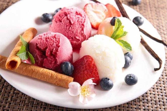 K�LAH YER�NE KASE!    Kilonuza dikkat ediyorsan�z dondurman�z� k�lahta de�il de kasede t�ketin. Bu size ekstra 20 kalori kazan� sa�lar. Ayr�ca dondurman�z�n �zerine ceviz, f�nd�k, badem, �ikolata sosu gibi ya�l� tohumlar� i�eren malzemelerden ekletmezseniz yakla��k 100 kaloriden daha kazan� sa�layaca��n�z anlam�na geliyor. Bu haliyle dondurmay� haftada 2 kere 2 top t�ketmeniz en iyisi.