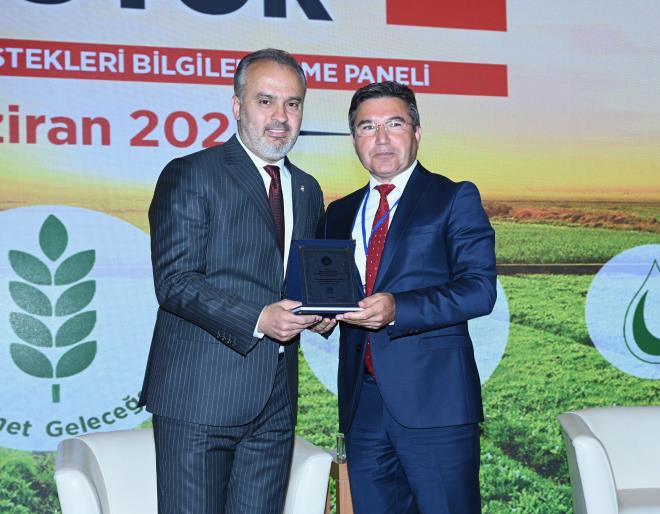 Bursa B�y�k�ehir Belediyesi taraf�ndan tar�mda verimin art�r�lmas� amac�yla sekt�r temsilcilerinin kat�l�m�yla d�zenlenen ilki ge�ti�imiz yap�lan ?Tar�msal Destekler Bilgilendirme Paneli?nin ikincisi Atat�rk Kongre ve K�lt�r Merkezi H�davendigar Salonu?nda ger�ekle�tirildi. �lgili kamu kurumlar�, akademisyenler, ziraat odalar�, kooperatifler ve �ift�ilerin de kat�ld��� panelin a��l���nda konu�an Bursa B�y�k�ehir Belediye Ba�kan� Alinur Akta�, Bursa?n�n tar�mla alakal� m�thi� bir potansiyele sahip oldu�unun alt�n� �izdi.