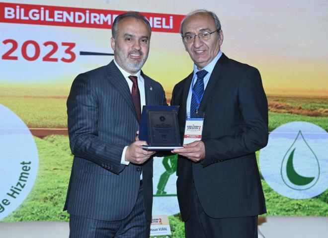 Bursa B�y�k�ehir Belediye Ba�kan� Alinur Akta�, ufak tefek desteklerle, alg�larla i�i g�t�rmek yerine, tar�m� ekonomik katma de�ere d�n��t�recek sonu� odakl� �al��mak gerekti�ini s�yledi. Ba�kan Akta�, ?Bizim tar�m� �ehir ad�na bir g�� haline d�nd�rmemiz laz�m. Bunu el birli�iyle ba�arabilece�imizi d���n�yorum? dedi.