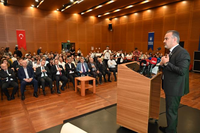 Verimli �retim<br>  Panelin a��l�� t�reninde s�z alan Tar�m �l M�d�r� Hamit Ayg�l ise n�fus bak�m�ndan T�rkiye?nin 4?�nc� b�y�k �ehri olan Bursa?n�n tar�msal �retim konusunda �lkenin say�l� �ehirlerinden oldu�unu vurgulad�. Bursa?n�n toplam tar�m alanlar� bak�m�ndan T�rkiye?de 34?�nc� s�rada yer ald���n� ifade eden Ayg�l, ?Ancak bitkisel �retim y�n�nden bakt���m�zda T�rkiye?de 6?nci s�raday�z. Yani olduk�a verimli bir tar�msal �retimimiz var. Bunda �ift�ilerimiz, kooperatiflerimiz, birliklerimiz, tar�m kurulu�lar�m�z ve B�y�k�ehir Belediyemizin de b�y�k deste�i var. Ben bu i�birli�i ve desteklerinden dolay� B�y�k�ehir Belediyemize te�ekk�r ediyorum? dedi.