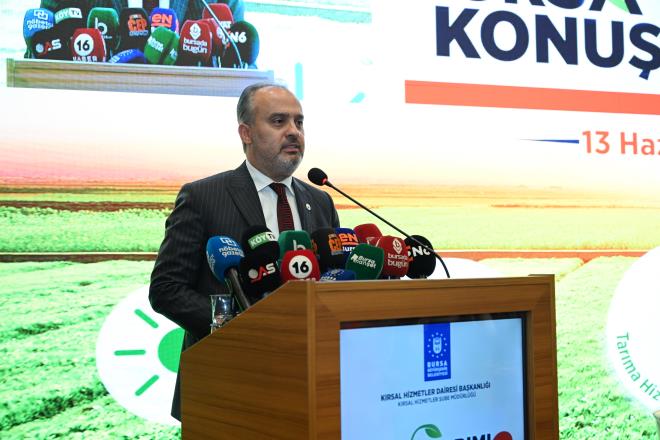 Ba�kan Akta�, g�n�n an�s�na panelistlere te�ekk�r plaketi verdi.