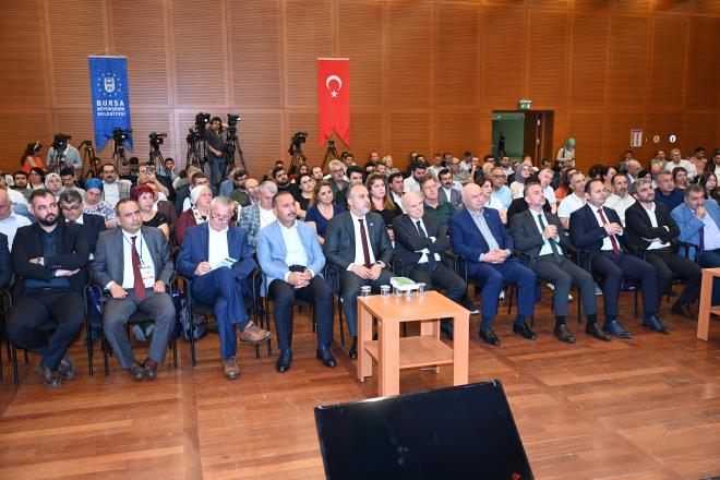 Katma de�ere d�n��meli<br>  B�y�k�ehir b�nyesindeki Tar�m A.�. ve K�rsal Hizmetler Daire Ba�kanl��� vas�tas�yla k�rsal kalk�nma i�in �nemli yat�r�mlar yapt�klar�n� kaydeden Ba�kan Akta�, ?Beni yanl�� anlamay�n ama ufak tefek desteklerle, alg�larla i�i g�t�rmek yerine sonu� odakl� olal�m. Yapt���m�z desteklerin ekonomik olarak katma de�ere d�n��mesi laz�m. Bizim tar�m� finanse etmek, desteklemek, tar�mla alakal� birlikteli�i sa�lamak gibi bir hedefimiz, hayalimiz var. Azar azar da��tmak yerine bunu daha ileriye ta��yacak, altyap�s�n� daha g��l� tutacak, bu �ehre ekonomik katma de�er sa�layacak projelere, konulara, ki�ilere destek verelim. A partili B partili �nemli de�il. �u il�ede olmu�, bu il�ede olmu� �nemli de�il. Mesele daha iyi �eyler yapabilmek. Bizim tar�m� �ehir ad�na bir g�� haline d�nd�rmemiz laz�m. El birli�iyle ba�arabilece�imizi d���n�yorum? diye konu�tu.