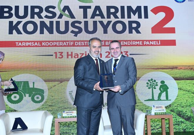 Babadan kalma usulleri b�rakmal�y�z<br>  Bursa?n�n genelde sanayi merkezli d���n�len bir �ehir oldu�unu, otomotiv, tekstil, makine sanayii gibi alanlar�n �ne ��kt���n� hat�rlatan Ba�kan Akta�, ?Ama bu tar�mla alakal� g��l� bir altyap�m�z olmad��� anlam�na gelmez. D�nyada tar�mla alakal� ciddi bir potansiyel var. Pandemi g�sterdi ki tar�m olmazsa olmaz konularda biri. Her �eyi b�rakabiliriz ama yemeyi i�meyi ihmal edemeyiz. Yeme i�me belki bu i�in k���k bir k�sm� ama bu i�in ba�ka a�amalar� var. �r�n�n hasad�n� kay�ps�z yapmak, ambalajlamak, nakletmek, pazarlamak, sat�� sonras� hizmet ba�l� ba��na bir i�. �yi niyetle, gayretle yap�lm�� �al��malar var. Her y�l artan trendimiz var. Bizim art�k bundan sonraki s�reci daha kurumsal �at� alt�nda devam ettirmemiz gerekli. Yapabilece�iz �ok �eyler var. Beni kayg�land�ran maalesef tar�ma bak�� a��m�z. Tar�mla ilgilenmek demek, k�yl�l�k demek gibi bir alg� var. Sanki geri kalm��l�k, 3 - 4 s�n�f vatanda� gibi alg�m�z var. Rahmetli Atat�rk ?k�yl� milletin efendisi? demi�. Ama art�k babadan kalma usullerle �retim yapmaktan ziyade b�y�k �l�ekli, bilimsel verilerle, donelerle bu i�leri yapmak, �retmek, ambalajlamak ve pazarlamak zorunday�z? diye konu�tu.