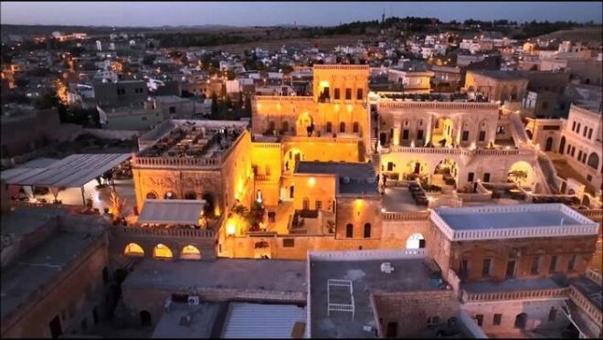 �anl�urfa K�lt�r Varl�klar� Koruma B�lge Kurulu taraf�ndan uygun g�r�ld��� �ekilde y�r�t�len �al��malarda, 15 bin metrekare cephe iyile�tirmesi ve 5 kilometrelik alanda sokak sa�l�kla�t�rmas� yap�ld�.