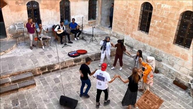 �l�eyi her y�l binlerce yerli ve yabanc� turist ziyaret ediyor.