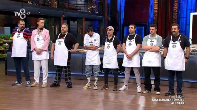 MasterChef j�risi, ilk olarak All Star yar��mac� adaylar�ndan Adana'ya �zg� ta� kaday�f� 40 dakikada yapmalar�n� istedi. �eflerin de�erlendirmesi sonras�nda en ba�ar�l� olan R�fat, Batuhan, Mustafa ve Hakan ikinci tura ��kt�.  <BR>  G�n�n ikinci taba�� yarat�c�l�k oluyor. Yarat�c�l�kta yar��mac�lara sunulan �r�nler beyin ve garam masala oldu. Adaylara 45 dakika s�re verildi.