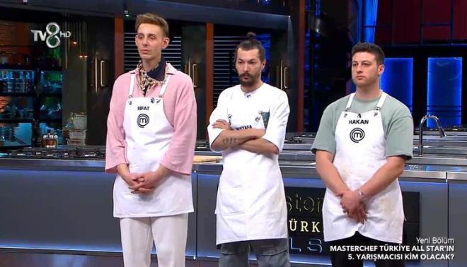 Tabaklar tad�m sonras� de�erlendirildi ve ana kadro hayallerine veda eden ilk isim Batuhan oldu. �kinci olarak Hakan ana kadroya kat�lmay� k�l pay� kaybetti. Mustafa ile R�fat son ikiye kald�.    2018-19 grubundan son olarak ana kadroya giren yar��mac� R�fat oldu.