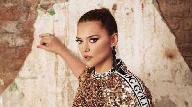 Tatil i�in Bodrum'a giden Demet Akal�n l�ks bir restoranda yemek yedi. Gelen hesap sonucu �dedi�i 'hizmet bedeli' tutar�na ise isyan etti. "Kaz�klanaca��z da bu kadara de�il" diyen Demet Akal�n, sosyal medya hesab� �zerinden tepki g�sterdi.