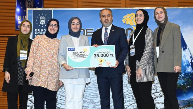 �d�ler sahiplerini buldu<br>  J�ri taraf�ndan yenilik�ilik, uygulanabilirlik, yaratt��� fayda ve kitlesel etki gibi kriterlere g�re �d�le lay�k g�r�len ilk �� ekip belirlendi. Buna da ?S�rd�r�lebilir Geli�im Merkezi? fikri ile birinci olan Gen�li�in Sesi Ekibi 50.000 TL?lik �d�l�n sahibi oldu. ?�klim De�i�ikli�ine Uyumlu Kentsel ��z�mlemelerde Akupunktur Yakla��m�? fikri ile ikinci olan Dokuz 3 �eyrek Ekibi 35.000 TL ve ?Su Tasarrufu? fikri ile ���nc� olan Su B�k�c�ler Ekibi de 20.000 TL para �d�l� kazand�.  Bu arada ?S�rekli De�i�im �klim De�i�ikli�ini �nleyelim? fikri ile Yar�n� Koruyanlar Ekibi J�ri �zel �d�l�ne lay�k g�r�ld�.