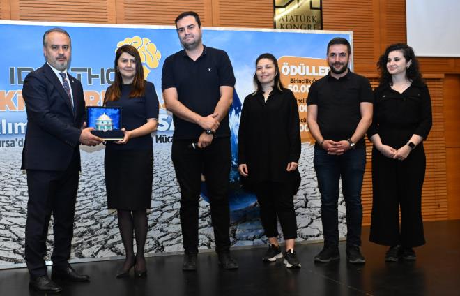 Bursa B�y�k�ehir Belediyesi taraf�ndan iklim de�i�ikli�i ve kurakl�kla m�cadele konusunda yeni fikirler �retilmesi ve projeler geli�tirilmesi amac�yla d�zenlenen �deathon Fikir Yar��mas�?n�n kazananlar� �d�llendirildi. T�rende konu�an B�y�k�ehir Belediye Ba�kan� Alinur Akta�, ?Ger�ekten biz bu g�nleri gelecekte �ok arayaca��z. Hoyrat�a t�ketmeye devam ediyoruz. Bu noktada bir �eyleri ortaya koyabilen, fikir �retebilen, toplumda bununla alakal� bilin�lendirme yapan herkese y�rekten te�ekk�r ediyorum? dedi.