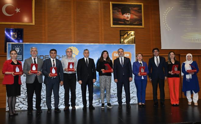 Daha sonra fikirleriyle gelecek ad�na umut veren fikir sahipleri �d�llendirilirken, yar��maya kat�lan 14 ekibin t�m ekip �yelerine teleferik ile Uluda�?a gidi� d�n�� bileti hediye edildi.