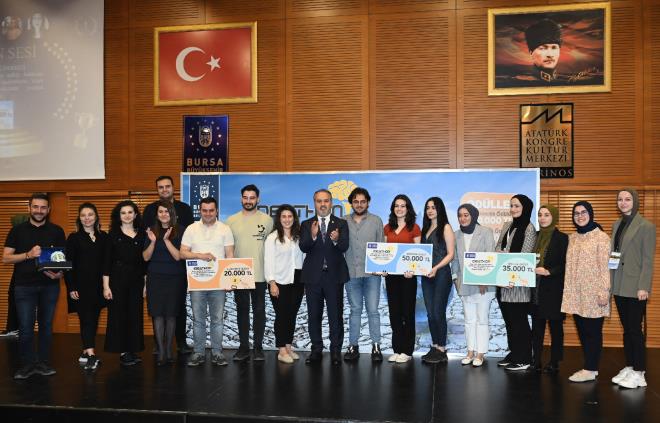 Bu g�nleri �ok arayaca��z<br>  T�rkiye?de ye�il s�fat�yla an�lan Bursa?y� kurakl��a kar�� diren�li hale getirmek i�in yo�un mesai harcad�klar�n� ifade eden Ba�kan Akta�, ?Su k�tl���, sel, at�k sular�n yeniden kullan�m�, ya�mur suyu hasad�, gri su kullan�m�n�n artt�r�lmas�, su tasarrufu, su kaynaklar�n�n korunmas�, tar�msal sulamada su kayb�n�n en aza indirilmesi, dere �slah� konular�nda yeni fikirlerin �retilmesi ve projelerin geli�tirilmesi i�in bu yar��may� d�zenledik. Yar��mam�zdan ��kan proje fikirlerini belediyemizin �al��ma alanlar�nda uygulamaya alarak, Bursa?m�z� iklim de�i�ikli�i ve kural�kla m�cadele konusunda daha ileri bir noktaya ta��may� hedefliyoruz. �evre konusunda hayat�n her a�amas�nda, herkesin yapabilece�i �eyler oldu�unu d���n�yorum. S�rd�r�lebilir ve ger�ekten bir hayat tarz� olmas� gerekti�ine inan�yorum. Bu noktada da e�itim camias�nda da �evreye dair �ok daha �nemli ad�mlar at�lmas� gerekti�ini d���n�yorum. ��nk� ger�ekten biz bu g�nleri gelecekte �ok arayaca��z. Hoyrat�a t�ketim var ve maalesef t�ketmeye de devam ediyoruz. Bu noktada bir �eyler yapabilen, bir �eyleri ortaya koyabilen, fikir �retebilen ve toplumda bununla alakal� bilin�lendirme yapan herkese y�rekten te�ekk�r ediyorum? diye konu�tu.