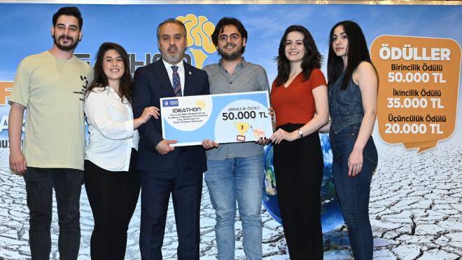 Kurakl�k kap�da<br>  Atat�rk Kongre ve K�lt�r Merkezi H�davendigar Salonu?nda d�zenlenen �d�l t�reninde konu�an Bursa B�y�k�ehir Belediye Ba�kan� Alinur Akta�, iklim de�i�ikli�i ve kurakl���n sadece Bursa?n�n de�il b�t�n d�nyan�n kar�� kar��ya oldu�u en b�y�k sorunlardan biri oldu�unu s�yledi. S�cak hava dalgalar�, a��r� hava olaylar�, su varl���n�n azalmas�, kar ve ya�mur ya�mayan k��lar ve g�da krizi gibi pek �ok sorunun giderek artt���n� ifade eden Ba�kan Akta�, ?Bu durum kentlerimizin kar�� kar��ya kald��� ekonomik ve sosyal sorunlar� giderek derinle�tiriyor. Bu nedenle sadece �evre g�nlerinde de�il, y�l boyu s�rd�r�lebilir politikalar �retilmesi laz�m. Su, Bursa?n�n �nemli kimlik de�erlerinden biri olmas�na ra�men 2023 y�l� kurakl�k haritas� verileri �ehrimizin ola�an�st� kurakl�k tehlikesi alt�nda oldu�unu g�sterdi? diye konu�tu.